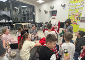 Mikołaj wręcza dzieciom prezenty