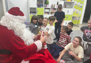 Mikołaj wręcza dzieciom prezenty