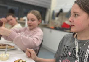 Uczennice przygotowują pizzę