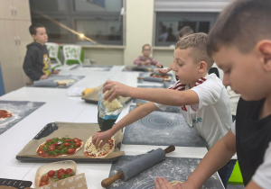 Uczniowie przygotowują pizzę