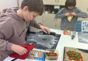 Uczniowie przygotowują pizzę