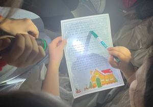 Uczniowie czytają list od Elfów