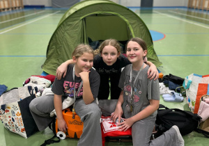 Uczennice przed swoim namiotem