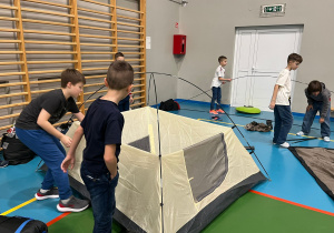 Uczniowie rozkładają namiot