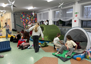 Uczniowie rozkładają namioty