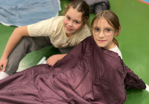 Dziewczynki w śpiworze