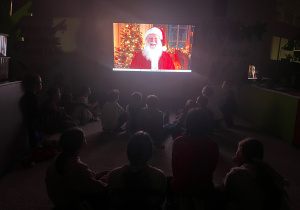 Uczniowie słuchają wiadomości od Św. Mikołaja