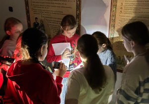 Uczniowie rozwiązują zaszyfrowane wiadomości