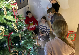 Uczniowie rozwiązują zaszyfrowane wiadomości