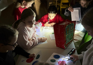 Uczniowie rozwiązują zaszyfrowane wiadomości