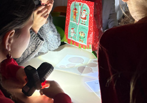 Uczniowie rozwiązują zaszyfrowane wiadomości