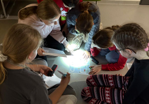 Uczniowie rozwiązują zaszyfrowane wiadomości