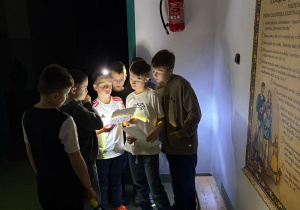 Uczniowie rozwiązują zaszyfrowane wiadomości