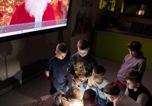 Uczniowie rozwiązują zaszyfrowane wiadomości