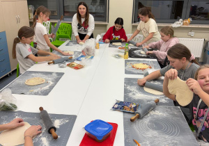 Uczennice przygotowują pizzę