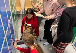 Uczniowie rozwiązują zaszyfrowane wiadomości