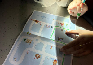 Uczniowie rozwiązują zaszyfrowane wiadomości