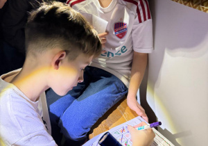 Uczniowie rozwiązują zaszyfrowane wiadomości