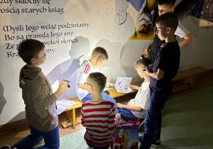 Uczniowie rozwiązują zaszyfrowane wiadomości