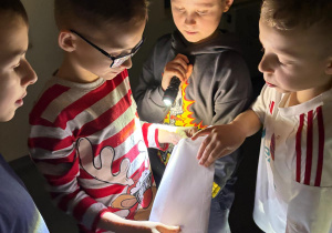 Uczniowie rozwiązują zaszyfrowane wiadomości