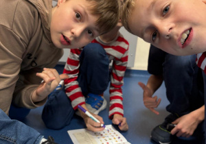 Uczniowie rozwiązują zaszyfrowane wiadomości