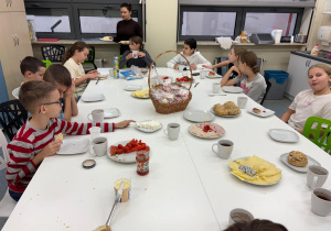 Uczniowie przygotowują sobie śniadanie