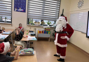 Święty Mikołaj opowiada co przyniósł uczniom