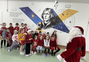 Uczniowie 1a z Mikołajem