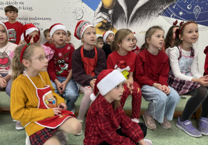 Uczniowie z zaciekawieniem słuchają Mikołaja