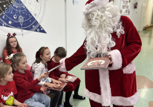 Św. Mikołaj rozdaje uczniom książki