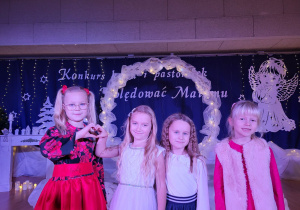 szczęśliwe dziewczynki przed rozpoczęciem konkursu