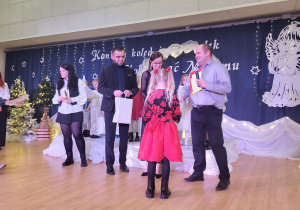 Jury nagradza zwyciężczynię konkursu Julię