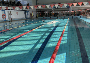 Pływający uczniowie