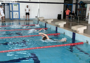 Pływający uczniowie