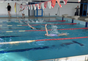 Pływający uczniowie