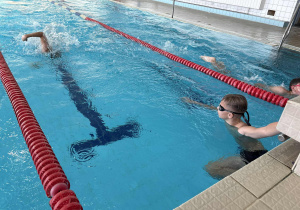 Pływający uczniowie