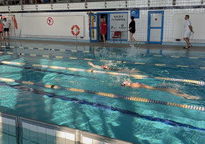 Pływający uczniowie