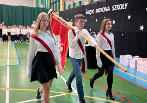 wyprowadzenie pocztu sztandarowego szkoły.