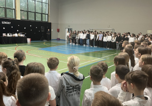 społeczność szkolna śpiewa hymn szkoły