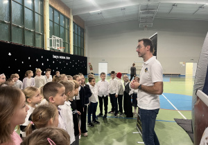 Uczniowie klas pierwszych przed seansem w planetarium mobilnym