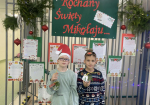 Chłopcy prezentują swoje bombki.