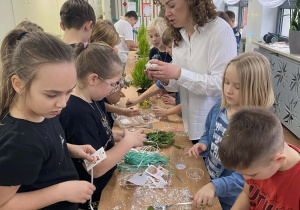Uczniowie klasy 3b dekorują swoje ozdoby.