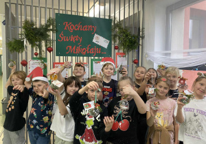 Uczniowie klasy 3b prezentują swoje prace.