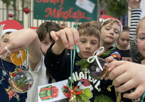 Uczniowie prezentują swoją bombkę.
