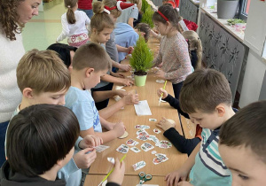 Uczniowie klasy 2b pracują techniką decoupage.