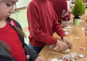 Uczniowie klasy 2a pracują techniką decoupage.