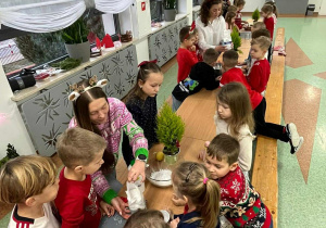 Uczniowie klas 1 przygotowują masę porcelanową do swoich pierniczków.