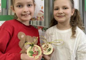 Dziewczynki prezentują swoje prace.