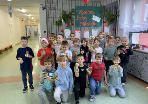Wspólne pamiątkowe zdjęcie klasy 2b z efektem swojej pracy.