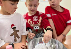 Chłopcy mieszają produkty.